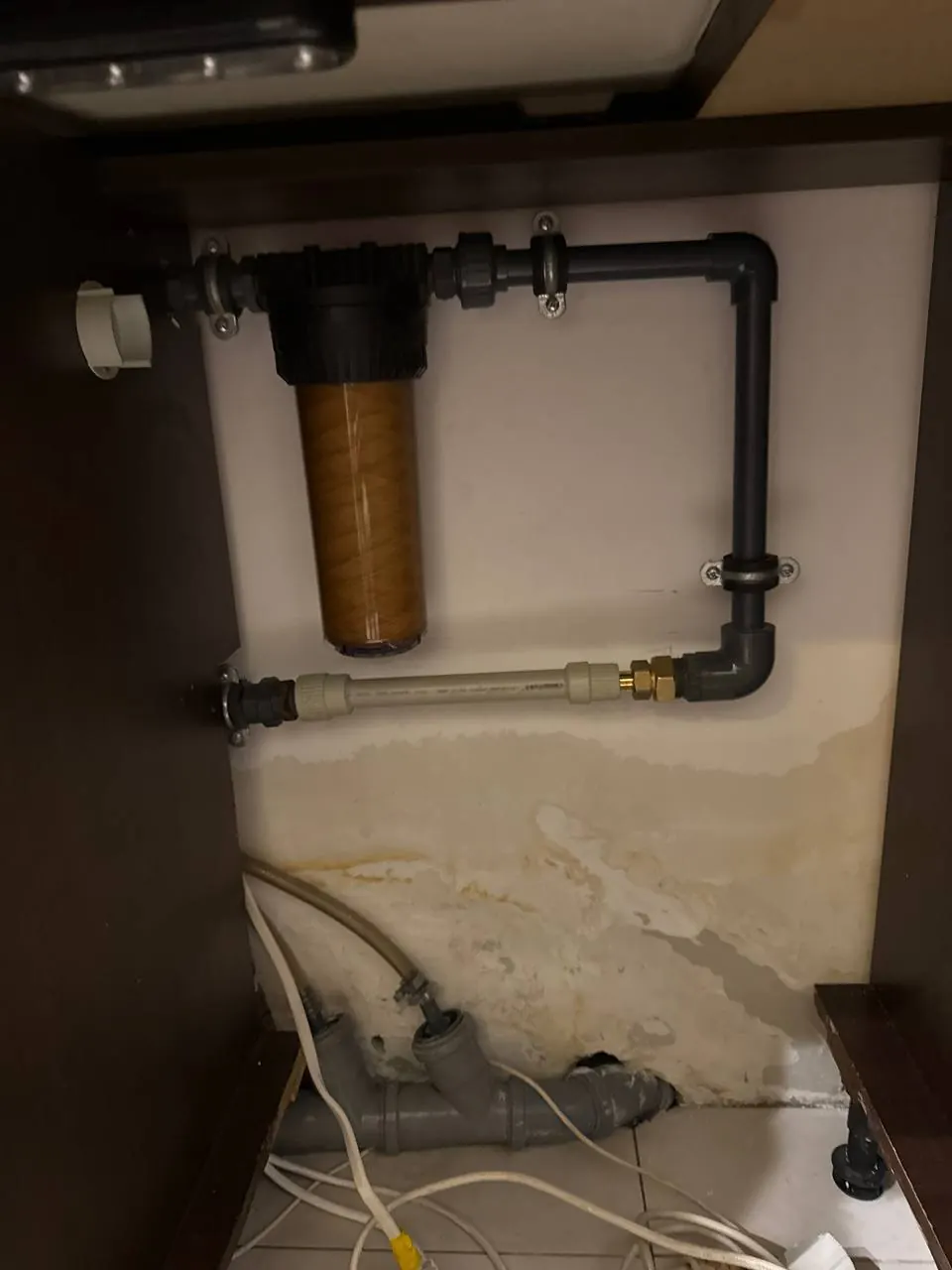 Filtr wody pod zlewem, ślady zacieku — DobryHydraulik Szczecin