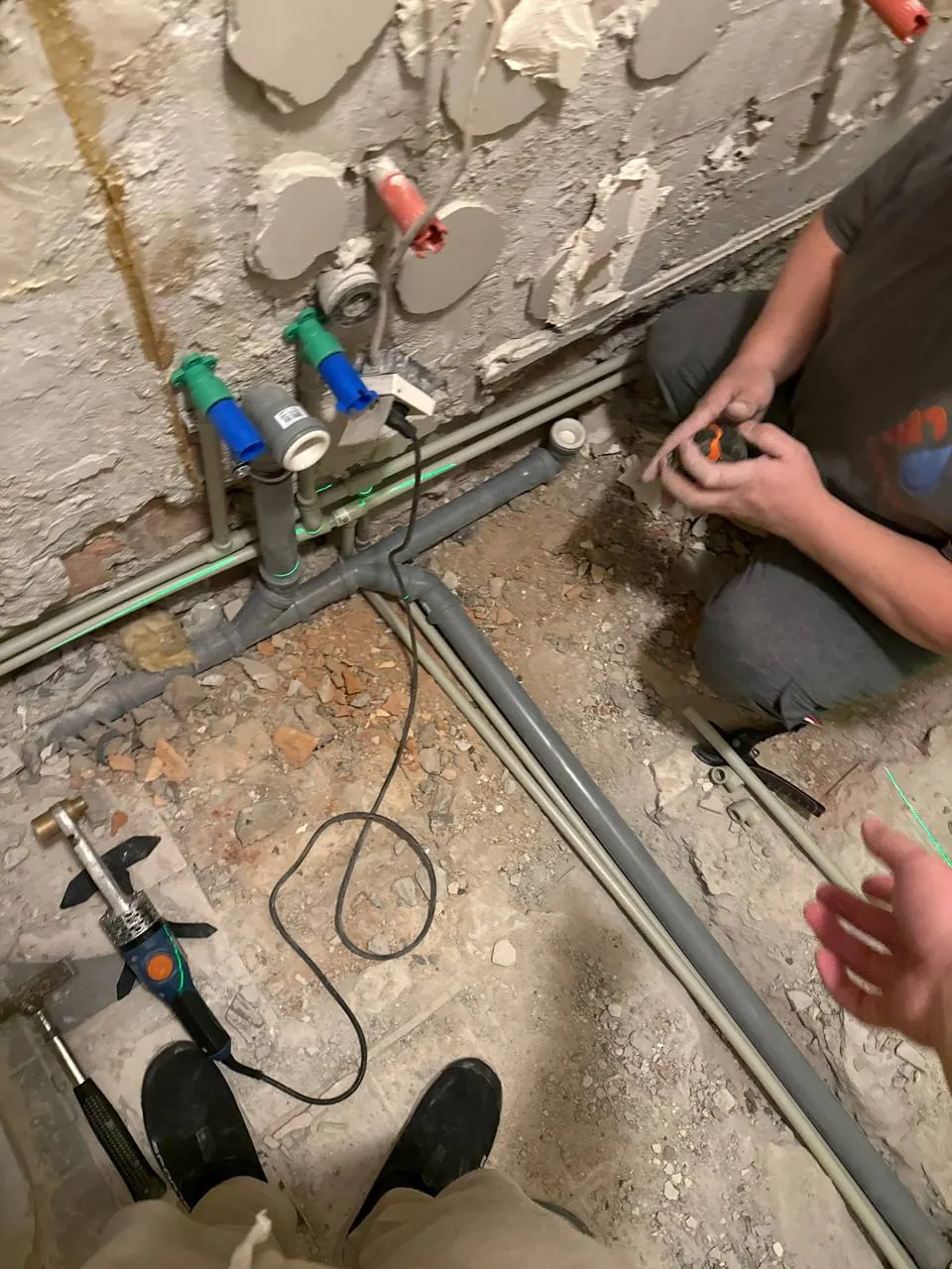Montaż rur kanalizacyjnych w posadzce — DobryHydraulik Szczecin