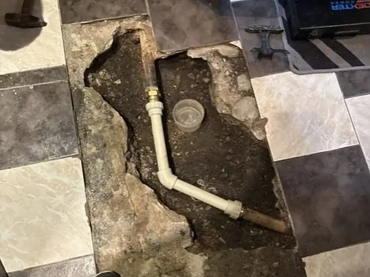 Rozkuta posadzka z rurą kanalizacyjną — DobryHydraulik Szczecin