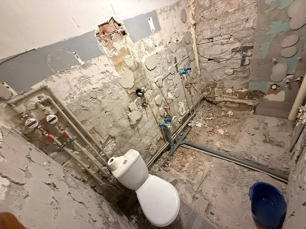 Skuta łazienka z odsłoniętą instalacją — DobryHydraulik Szczecin