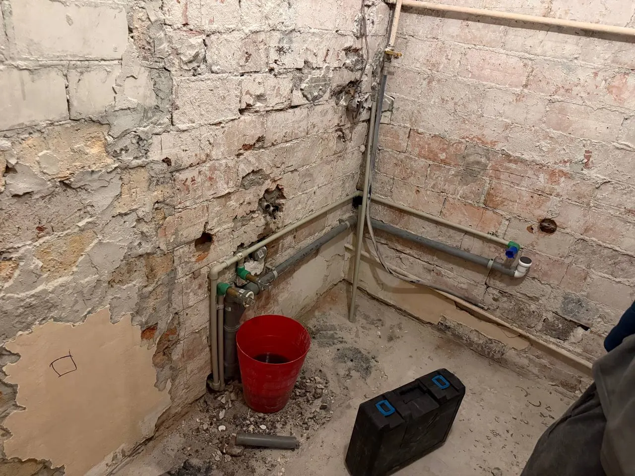 Surowa łazienka z rurami kanalizacyjnymi — DobryHydraulik Szczecin