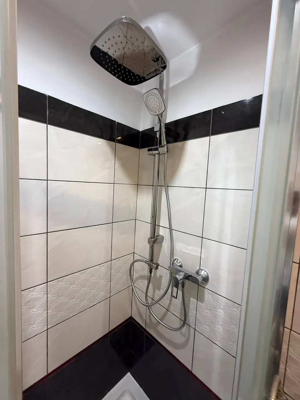Panel prysznicowy w kabinie z płytkami — DobryHydraulik Szczecin