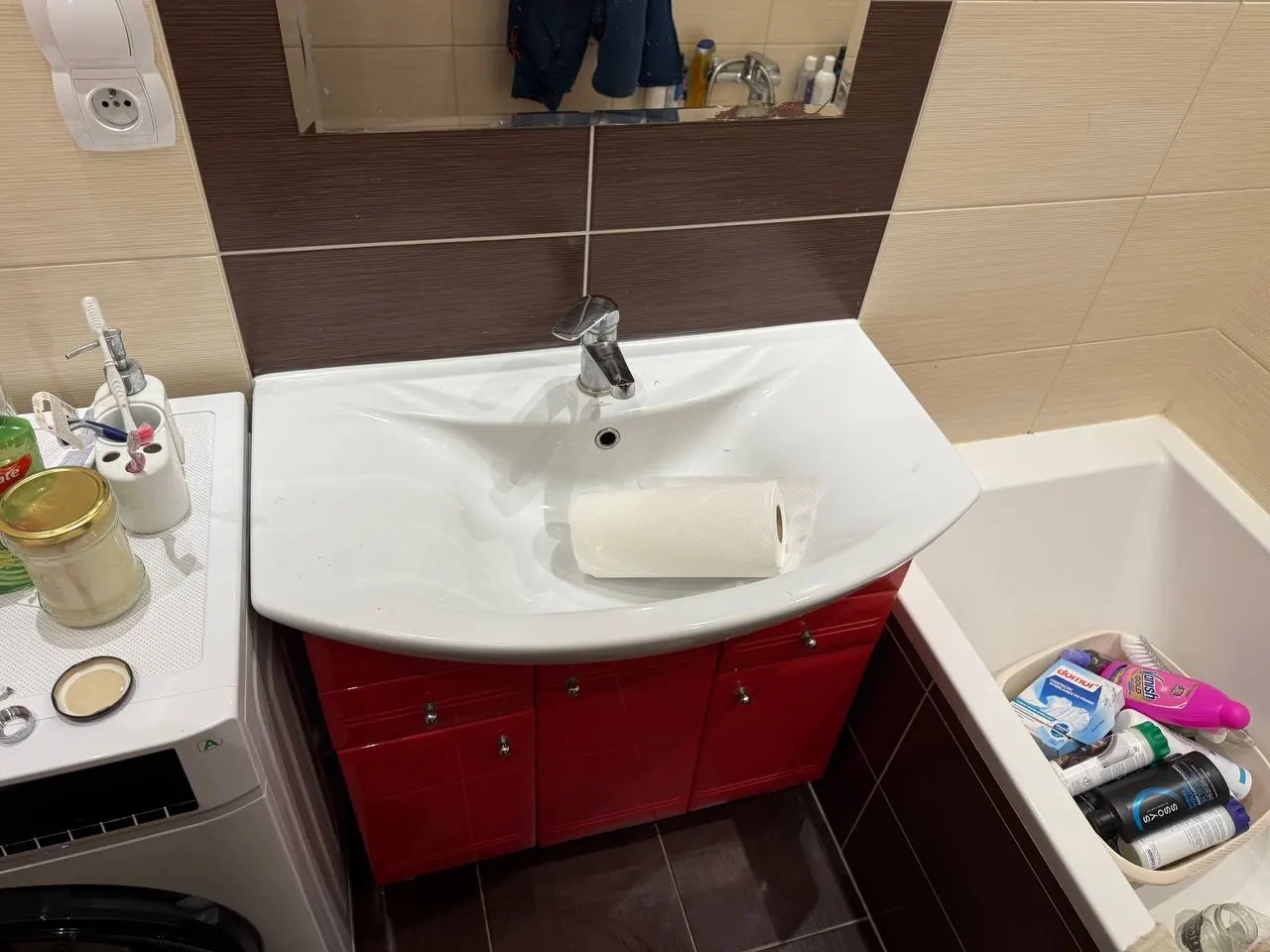 Umywalka z czerwoną szafką w łazience — DobryHydraulik Szczecin