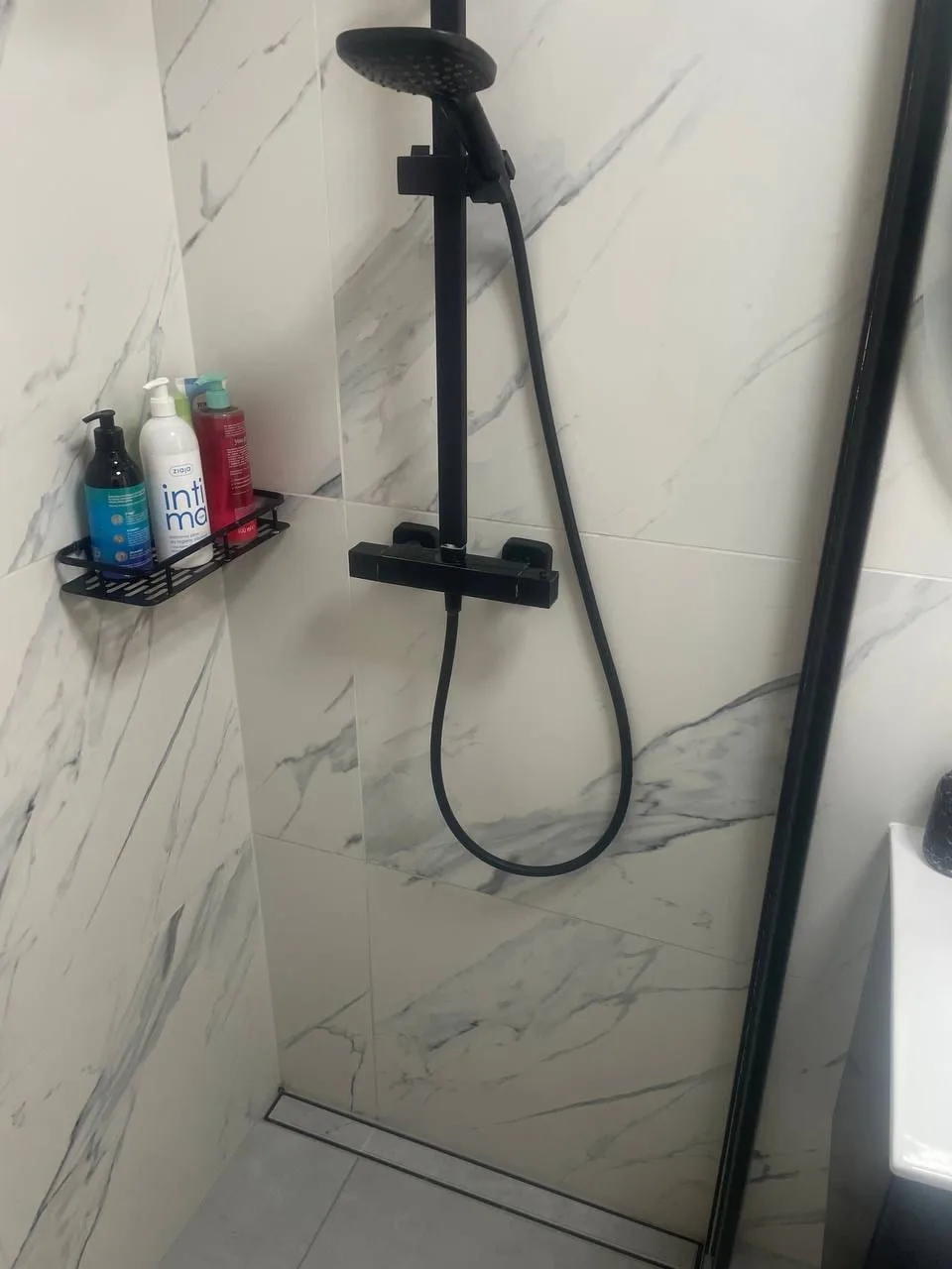 Walk-in z czarną kolumną i odpływem liniowym — DobryHydraulik Szczecin