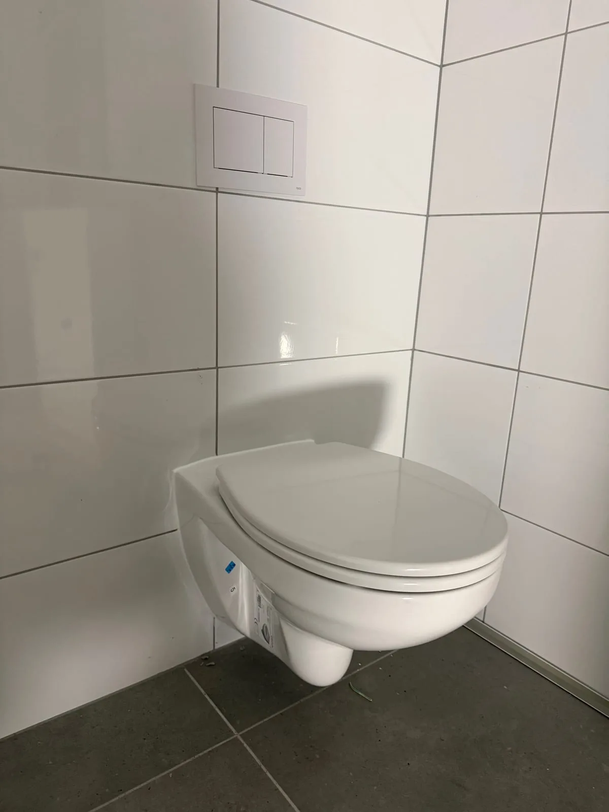 WC podwieszane w białej łazience — DobryHydraulik Szczecin