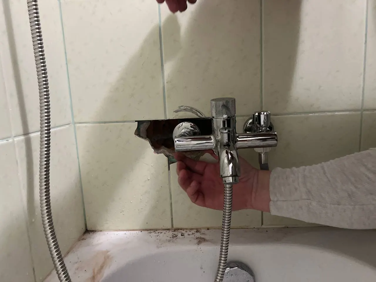 Naprawa wycieku przy baterii wannowej — DobryHydraulik Szczecin